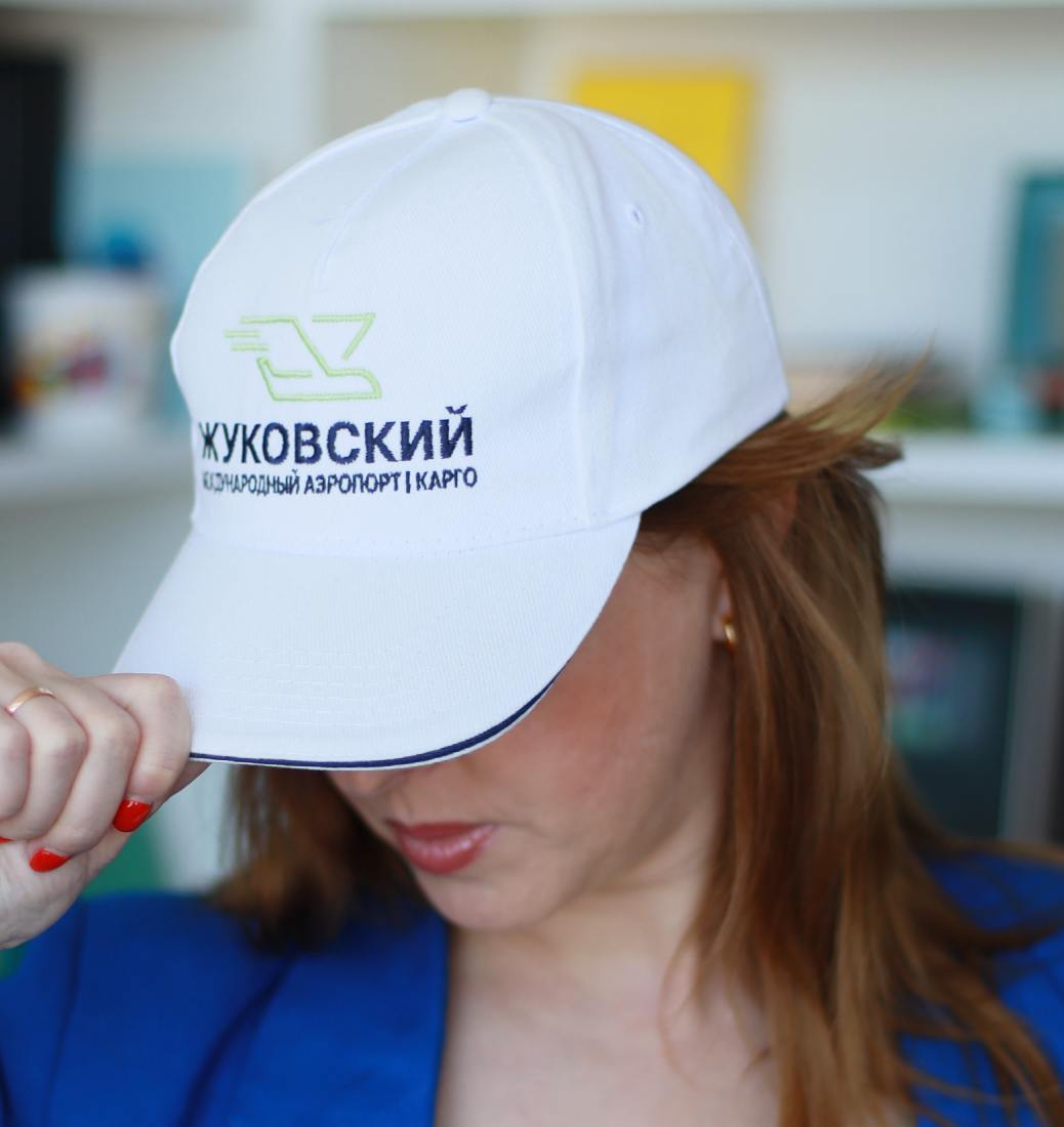 Девушка в кепке с логотипом компании «Жуковским Международным Аэропортом Карго»